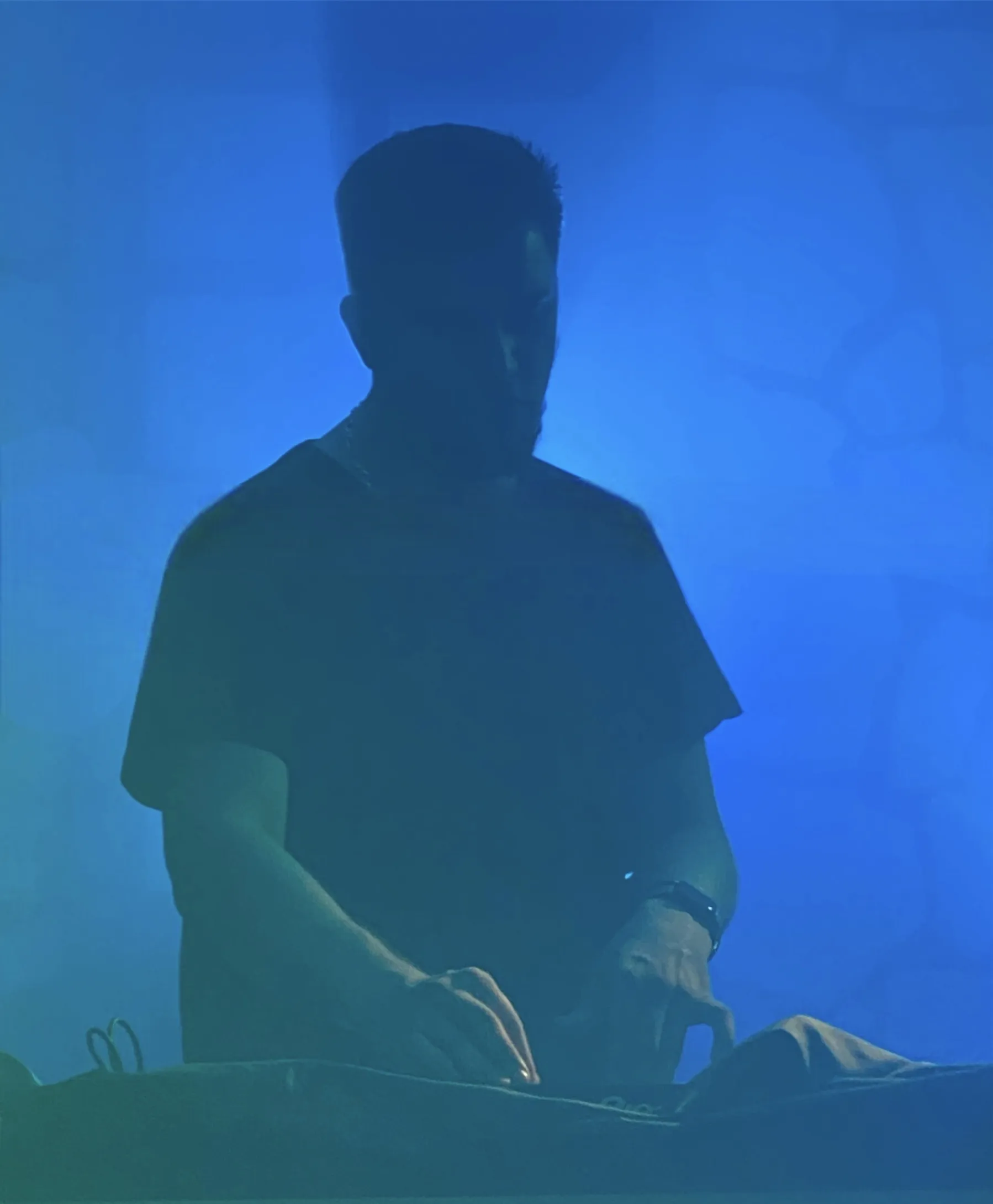 DJ derrière les platines au bar LeLabo